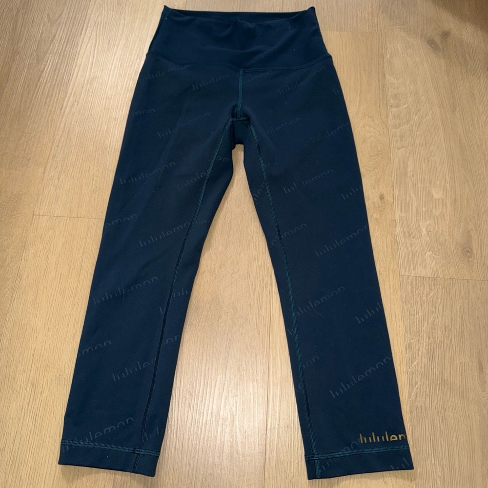 Lululemon blue capri length leggings sz 6 Lululemon logo gold reflective writing